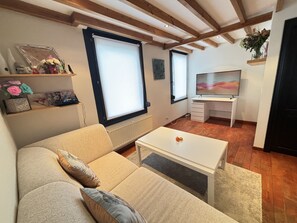 Living area - Er is een Apotheek, Café, Bakkerij en Winkel in de Buurt van het Appartement (Beveren)