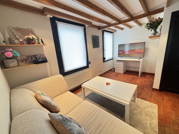 Living area - Er is een Apotheek, Café, Bakkerij en Winkel in de Buurt van het Appartement (Beveren)