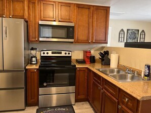 Mikrobølgeovn, ovn, kokeplater og oppvaskmaskin