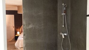 Chuveiro, produtos de toalete biodegradáveis, secador de cabelo