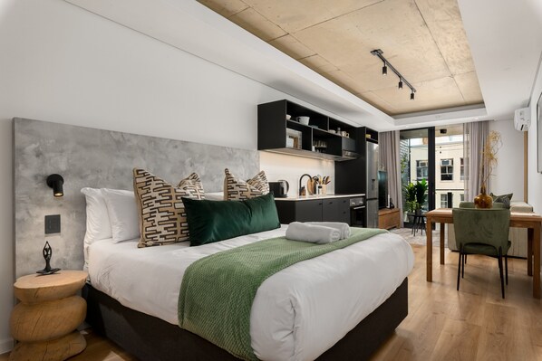 1 bedroom, iron/ironing board, WiFi, bed sheets - Station House Luxury Living - Generator + Pool (Cape Town)