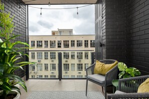 Property grounds - Station House Luxury Living - Generator + Pool (Cape Town)