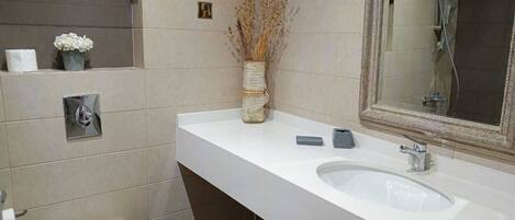 Chalet, 2 Bedrooms, Accessible, Smoking | Bathroom amenities