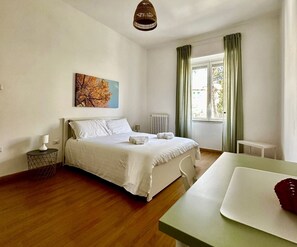 2 Schlafzimmer, Schreibtisch, Bügeleisen/Bügelbrett, Reisekinderbett