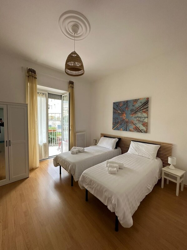 2 chambres, bureau, fer et planche à repasser, lit parapluie