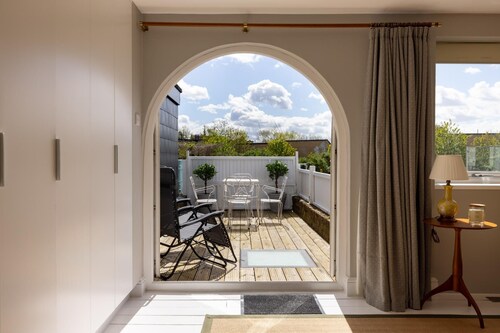 The Thames Embrace 3 BR & Garden House