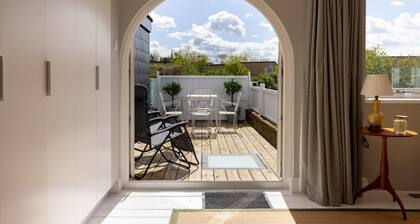 The Thames Embrace 3 BR & Garden House