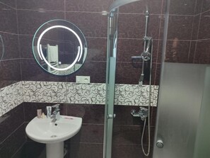 Doppelzimmer | Badezimmer | Haartrockner, Handtücher, Seife, Shampoo