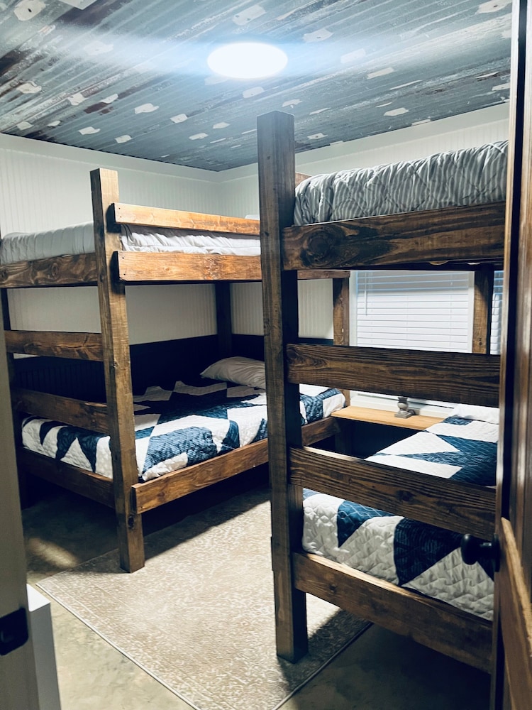 Raven's Nest On Water, Calm Cove, Next to Boat Launch, BBQ Patio