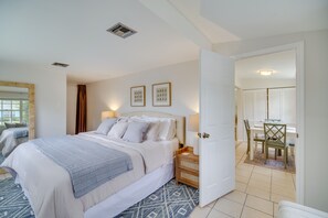 2 bedrooms, Internet, bed sheets - Coastal Vero Beach Home Near the Ocean w/ Patio (Vero Beach)