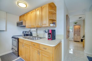 Fridge, microwave, stovetop, dishwasher - Coastal Vero Beach Home Near the Ocean w/ Patio (Vero Beach)