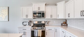 Spacious Family Home ~ 13 Mi to Des Moines
