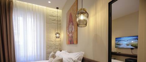 Comfort tweepersoonskamer | Luxe beddengoed, een minibar, individueel gedecoreerd