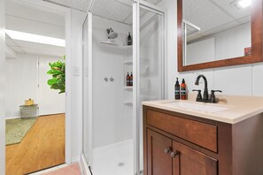 House, Multiple Beds, Patio, City View | Bathroom
