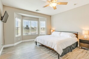 3 bedrooms, desk, iron/ironing board, WiFi - Coldwater Golf Course Getaway in Avondale! (Avondale)