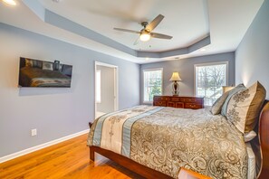3 bedrooms, desk, iron/ironing board, WiFi - Louisville Retreat w/ Deck ~ 11 Mi to Downtown! (Louisville)