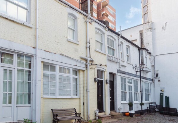 Traditional Treasure 3 Br Home Hyde Park - London