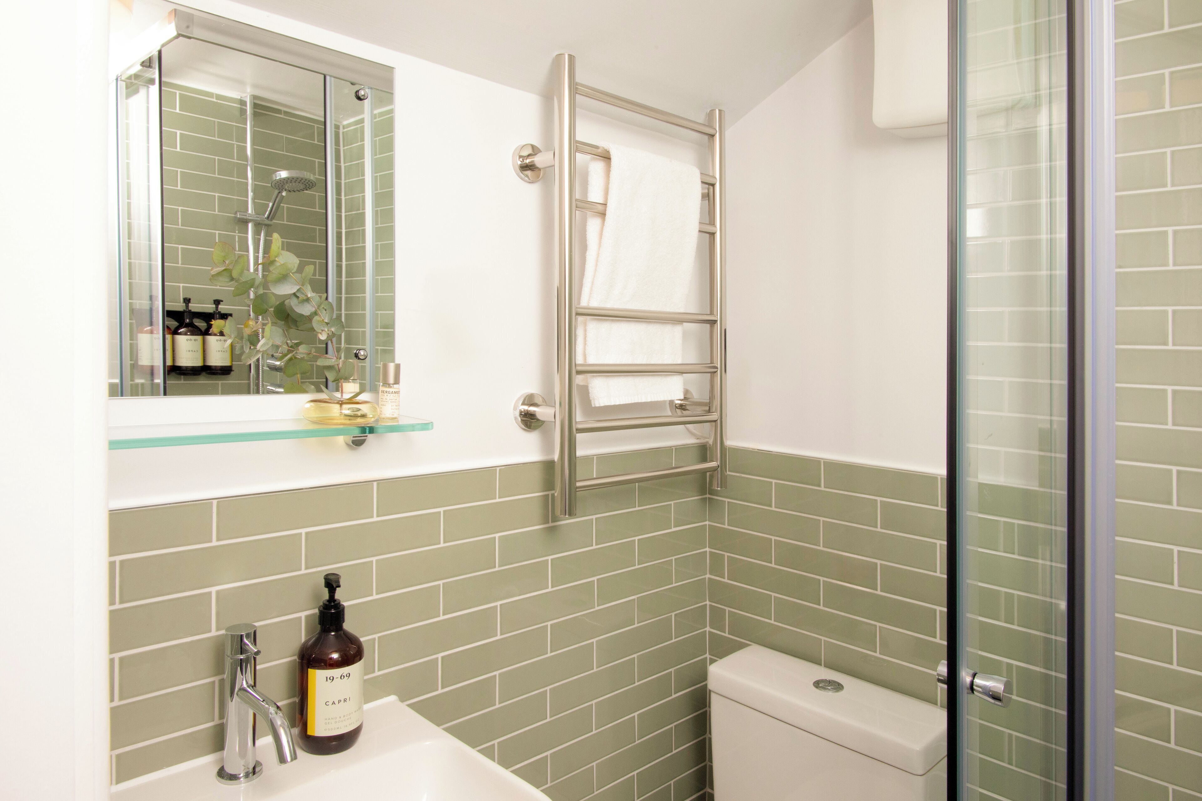 ฝักบัว, ไดร์เป่าผม, ผ้าเช็ดตัว, สบู่