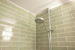 Shower, eco-friendly toiletries, hair dryer, towels - Bob W London Olympia (London)