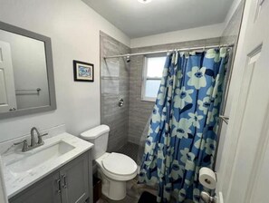 ヘアドライヤー、タオル、石鹸、トイレットペーパー