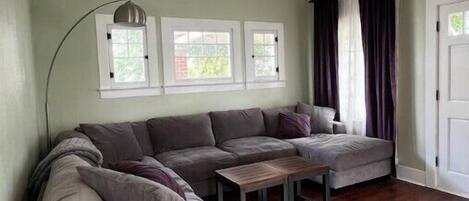 TV connectée, cheminée, livres