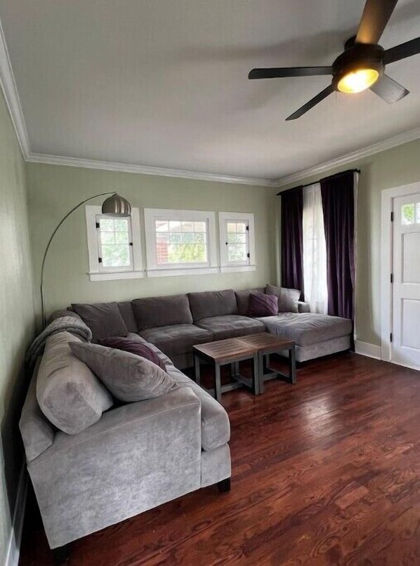 Smart-tv, een open haard en boeken