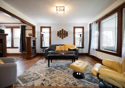 The Sunflower Home- Game Room & Hot Tub! Pet Friendly: Dogs & Cats are welcome!