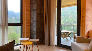 Loft Deluxe, vista a la colina | Área de sala de estar | Televisión LED de 43 pulgadas con canales vía satélite