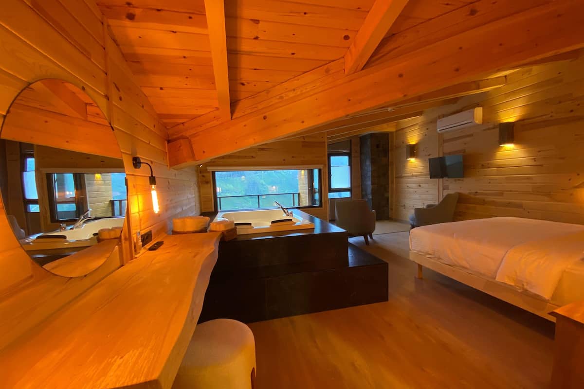 Deluxe Room | 1 bedroom, laptop workspace, free WiFi, bed sheets