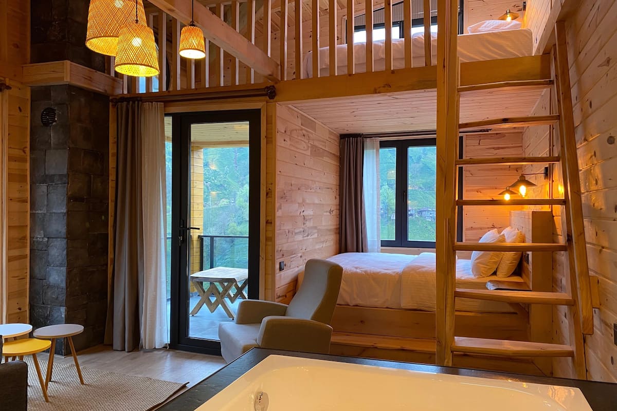 Deluxe Loft, Hill View | 1 bedroom, laptop workspace, free WiFi, bed sheets