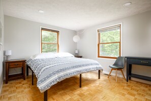 4 bedrooms, iron/ironing board, travel cot, WiFi - Featured in BayLife Magazine: Your Summer Getaway! Close to Sleeping Bear (Suttons Bay)