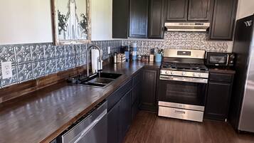 Frigorifero, microonde, forno, piano cottura