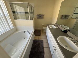 Douche, sèche-cheveux, serviettes fournies