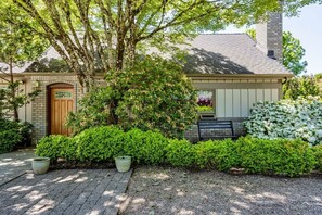 Exterior - Italian Villa Retreat • 10 Min to UO & Autzen (Eugene)