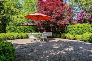 Outdoor dining - Italian Villa Retreat • 10 Min to UO & Autzen (Eugene)