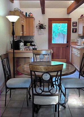 Dining - Italian Villa Retreat • 10 Min to UO & Autzen (Eugene)