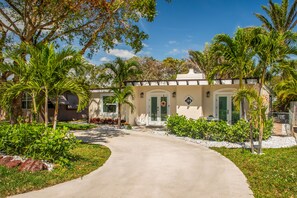 Exterior - The Cove 4Rms 5Bed 2Bth \ Walking Distance 2 Beach (Lantana)
