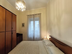 3 bedrooms, desk, iron/ironing board, travel crib