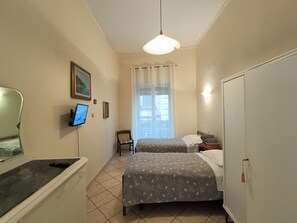 3 chambres, bureau, fer et planche à repasser, lit parapluie