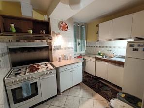 Réfrigérateur, four, plaque de cuisson, cafetière/bouilloire