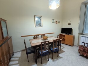Dining - Appartamento Confortevole da 2 a 5 Posti Letto, Situato nel Centro Storico (Castellammare di Stabia)