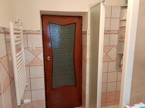 Douche, sèche-cheveux, bidet, serviettes fournies