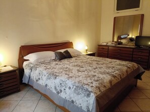 3 chambres, bureau, fer et planche à repasser, lit parapluie