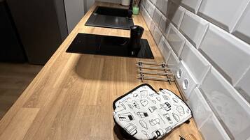 Frigorífico, horno, placa de cocina y lavavajillas