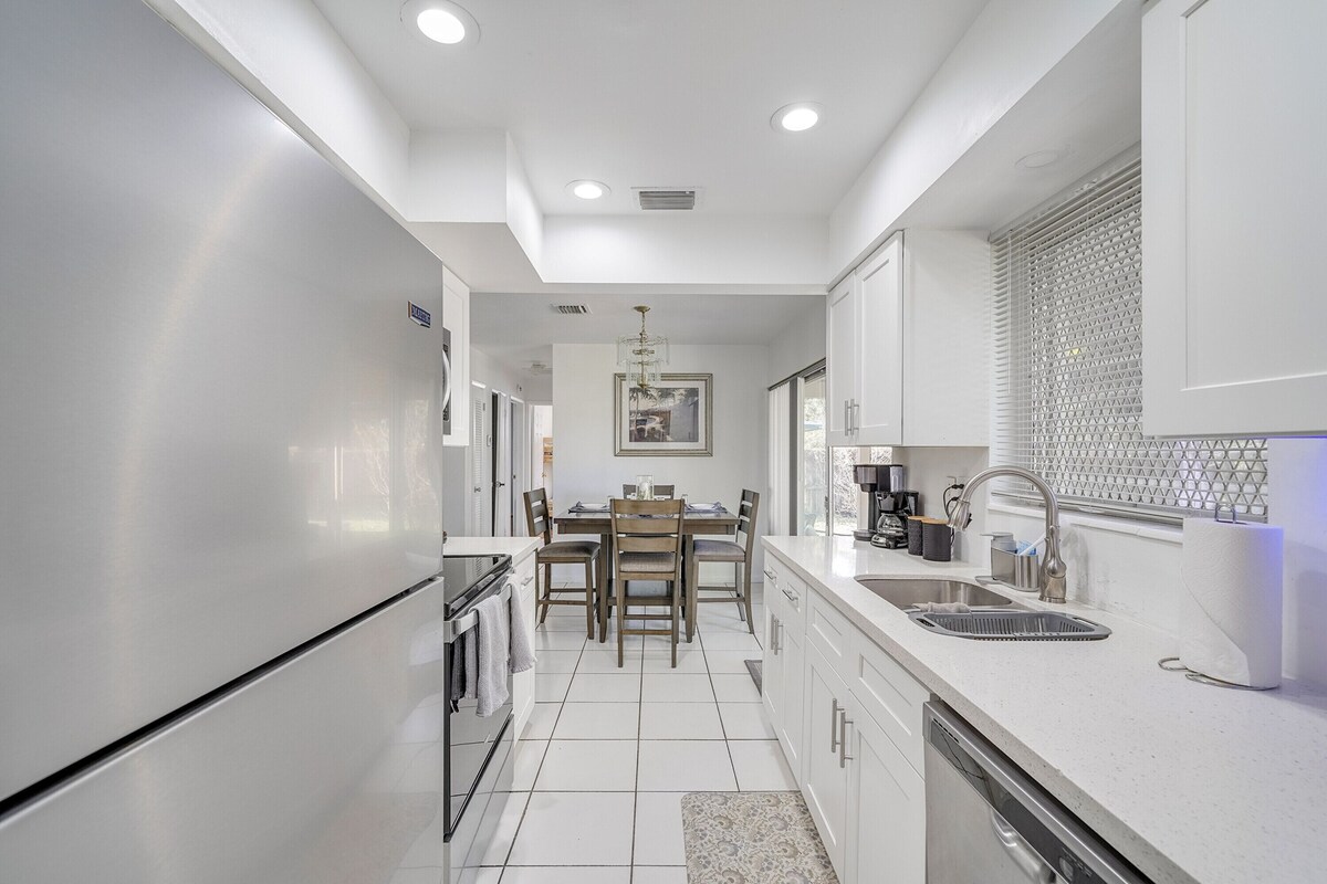 Between the Beach and Hard Rock, EV chrg , HS- Wi-Fi