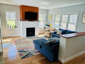 Älytelevisio, takka, pöytäjalkapallopöytä