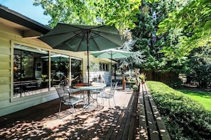 Outdoor dining - Forest Retreat 3BR • Near UO, Autzen & River (Springfield)