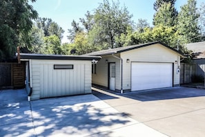 Exterior - Forest Retreat 3BR • Near UO, Autzen & River (Springfield)