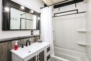 Shower, hair dryer, shampoo - Forest Retreat 3BR • Near UO, Autzen & River (Springfield)