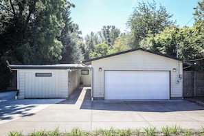Exterior - Forest Retreat 3BR • Near UO, Autzen & River (Springfield)
